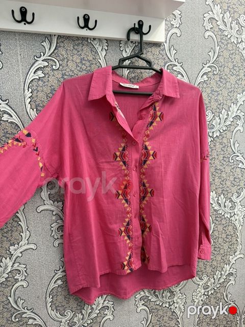 Çəhrayı rəngli, naxışlı uzunqol köynək. Ölçü: S. Qiymət: 5 AZN — Bakı
