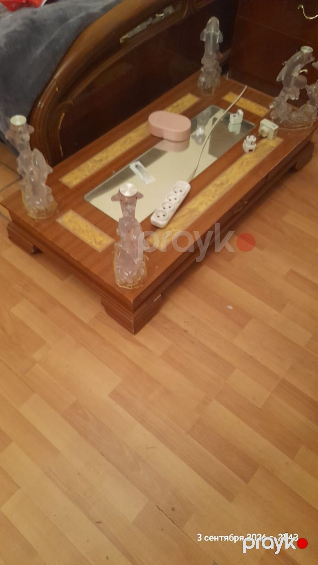 Qonaq otağı üçün klassik mebel dəsti Tərkibi: - Vitrin şkafı: 4 — Qonaq otağı üçün, Bakı