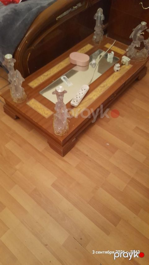 Qonaq otağı üçün klassik mebel dəsti Tərkibi: - Vitrin şkafı: 4 — Bakı