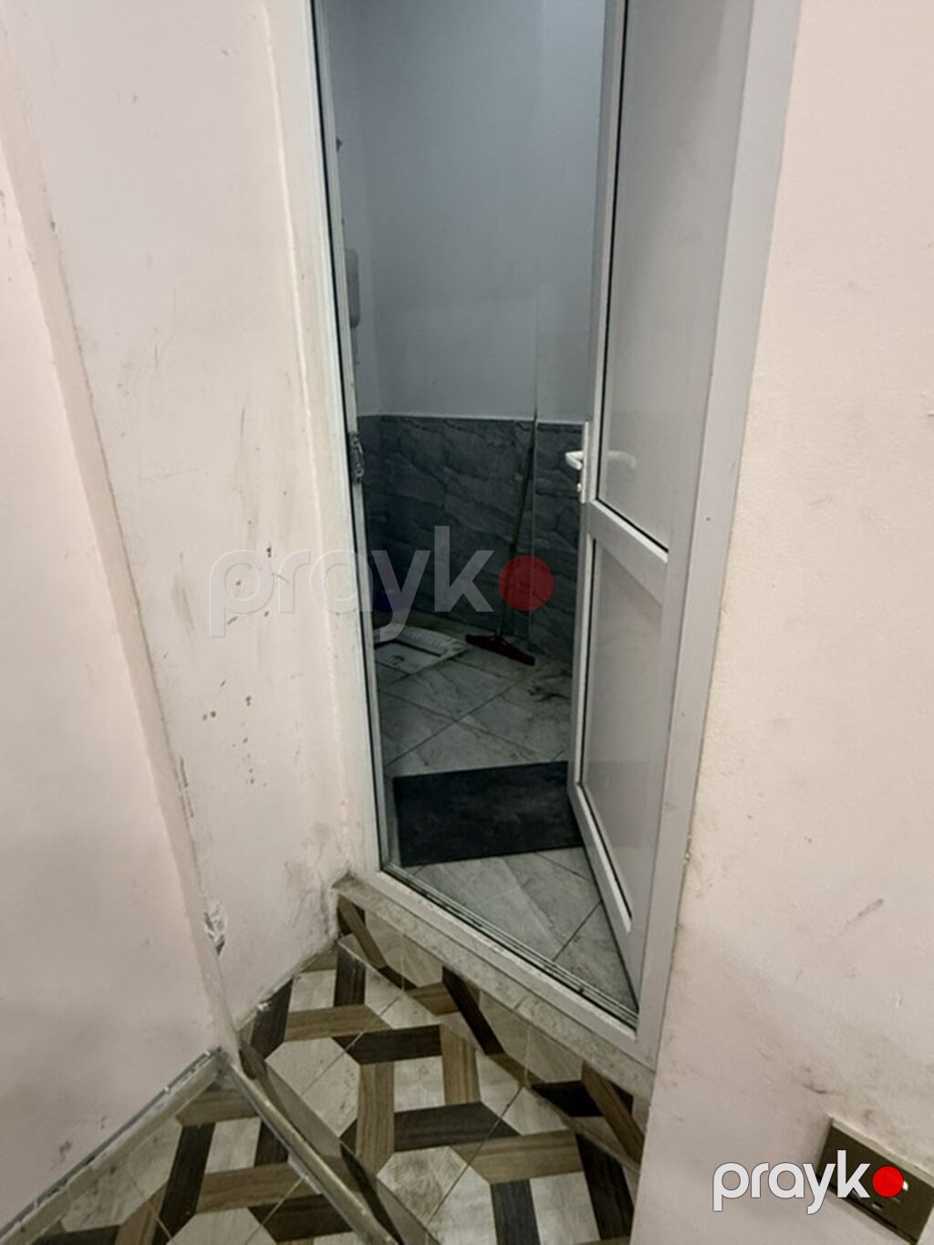 İcarəyə obyekt – küçə vitrinli ticarət sahəsi - Ön fasad: geniş şüşə — Əmlak, Mehdiabad (6)
