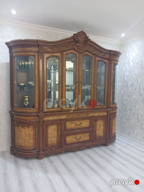 Klassik üslubda vitrin-bufet - Material: təbii ağac karkas, dekorativ — Saatlı