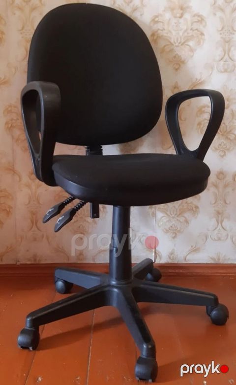 Ofis kreslosu – qara rəng, parça üzlüklü. Xüsusiyyətlər: - Yumru bel
