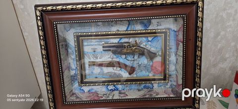 Dekorativ divar tabloosu – antik üslubda kaznı (flintlock) tipli iki