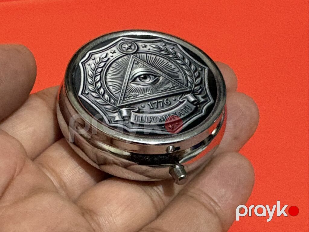 Metal həb qutusu – “Illuminati 1776” relyefli qapaq - Material — Makiyaj, Masazır (4)