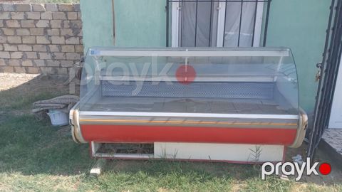 Soyuduculu vitrin – 1 bölməli, şüşə önlük və yuxarıda əlavə rəf ilə — Hacıqabul