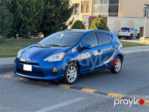 Toyota Prius C – mavi rəngli, 5 qapılı hibrid hetçbek. Əsas — Bakı