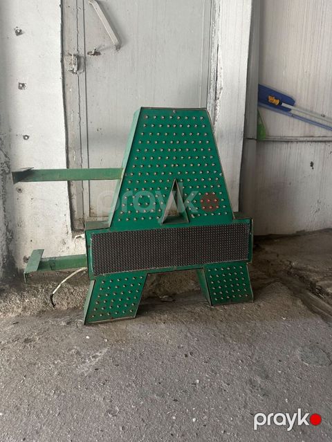 “A” Aptek rekıam lövhəsi. Bütün diodları işlək vəziyyətdədir