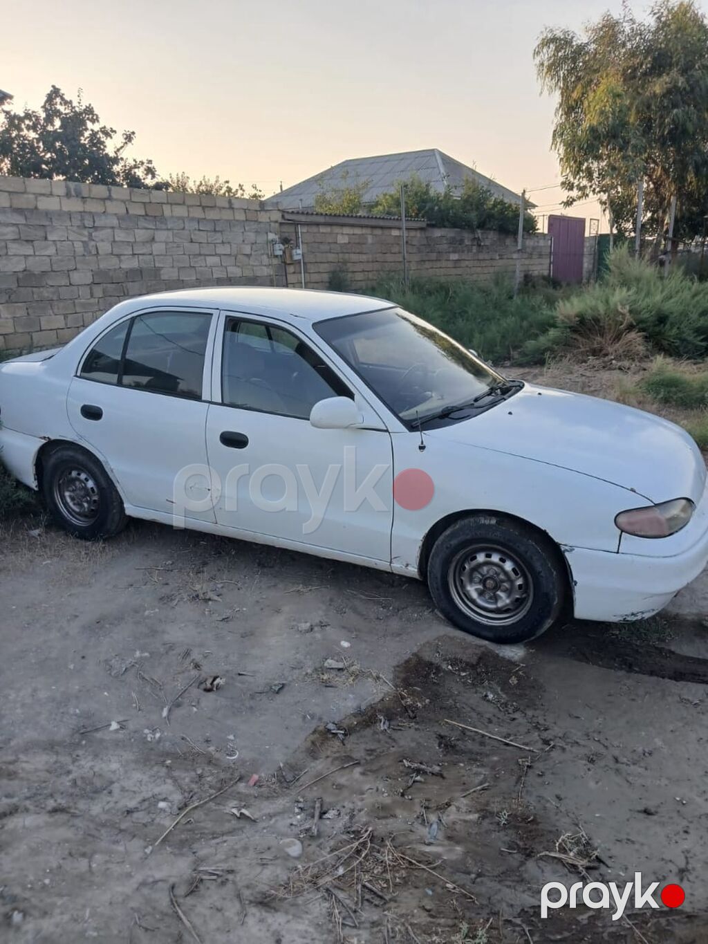Ağ rəngli sedan avtomobil Xüsusiyyətlər: - Korpus: 4 qapılı sedan — Avtomobillər, Neftçala (2)