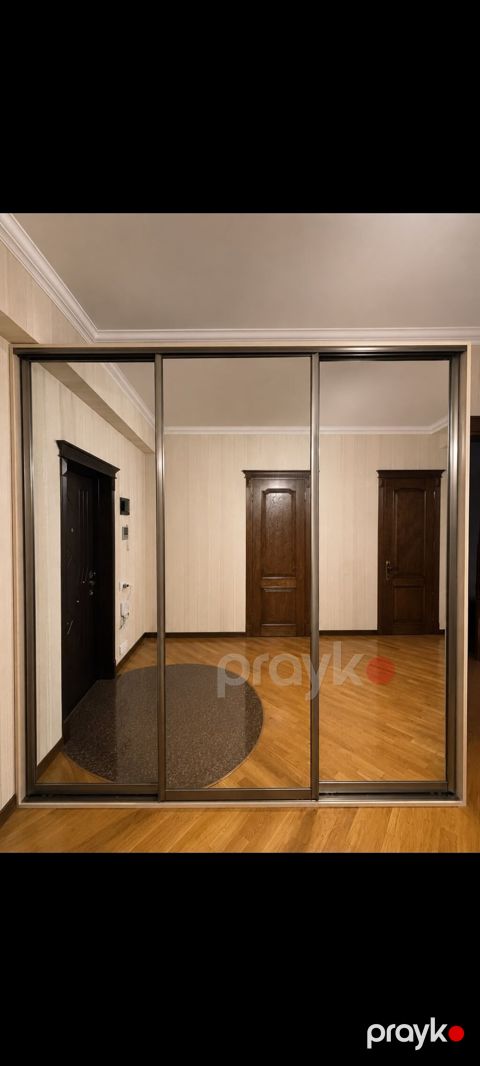 Dəhliz dolabı 250₼. Ölçü 2.45. dərinlik 53. Ünvan Qarayev. 9705. F — Bakı