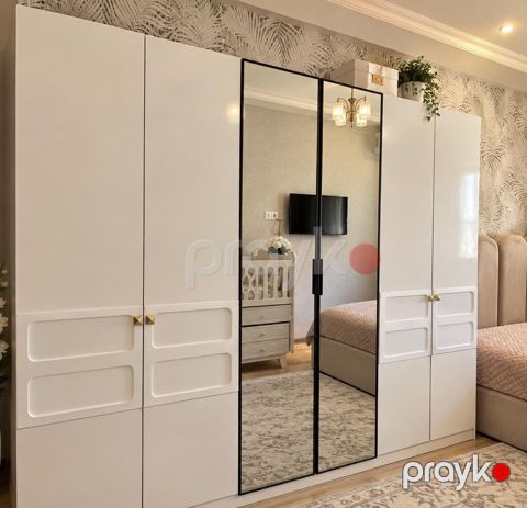 Dolab tezedir .380₼ satilir .Bahali mebel destinin dolabidir .Unvan