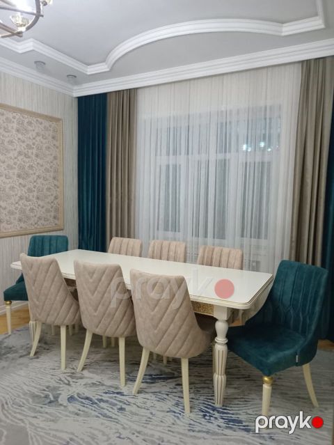 Masa desti. 750azn. İdeal veziyyetde. 8 stulla. İkisi yaşıl — Bakı