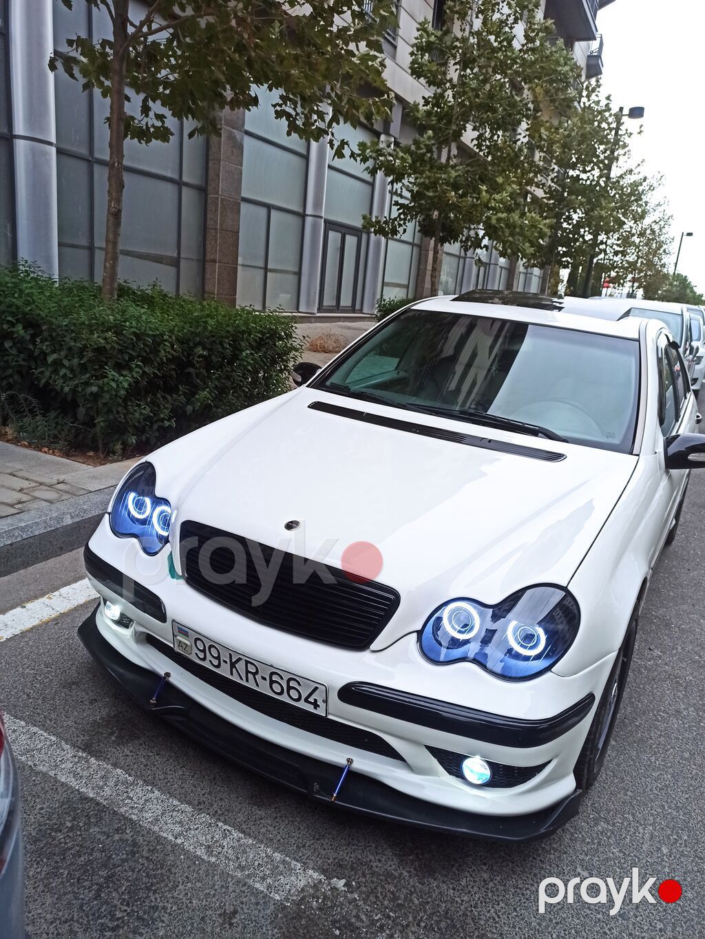 Ağ rəngdə sedan, idman üslubunda eksteryer paketli. - Ön bamperdə — Avtomobillər, Digah (6)