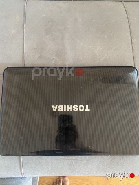 Toshiba noutbuk - Marka: Toshiba - Rəng: qara, parlaq qapaq - Ekran