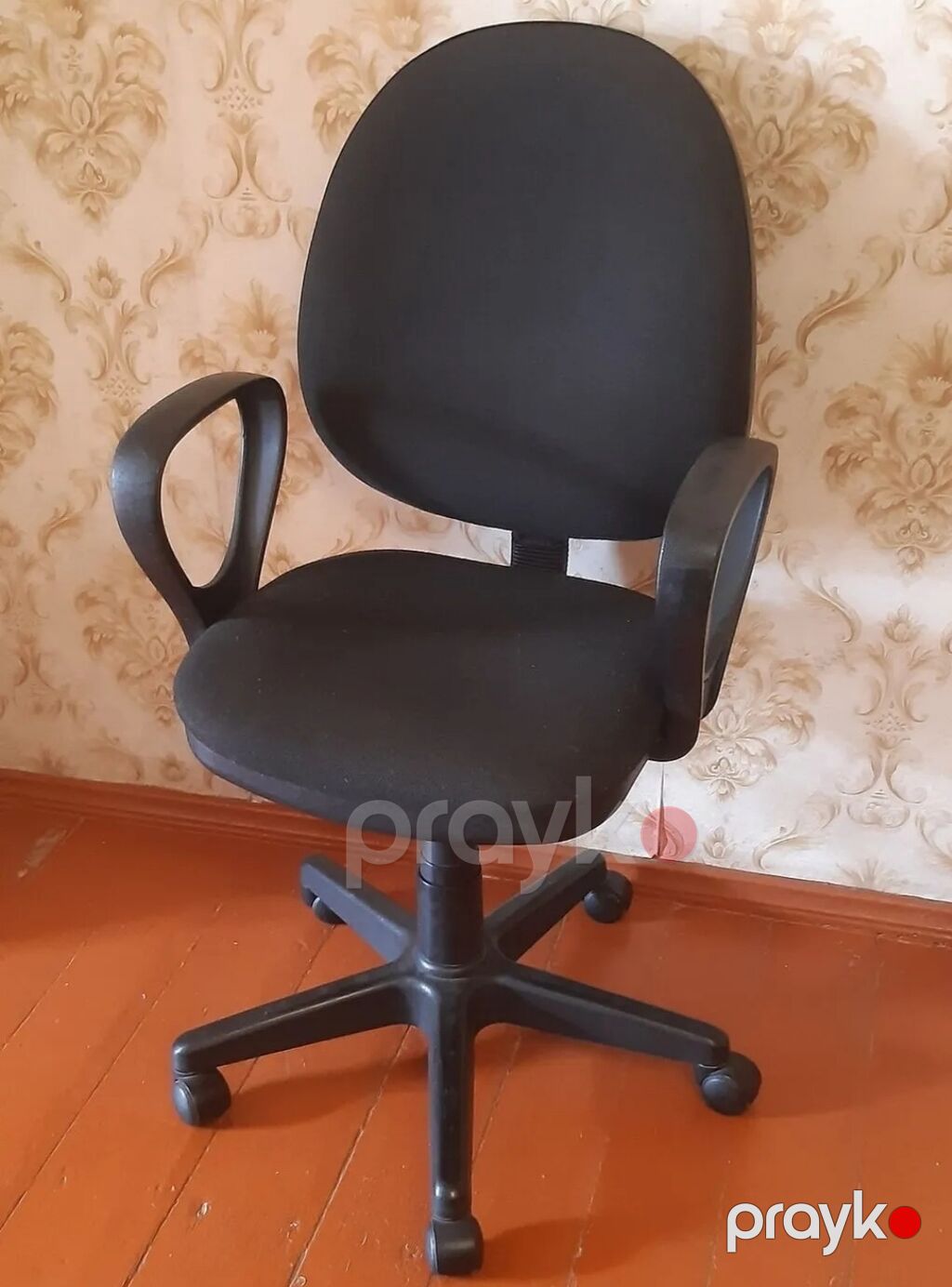 Ofis kreslosu – qara rəng, parça üzlüklü. Xüsusiyyətlər: - Yumru bel — Ofis mebeli, Bakı (2)