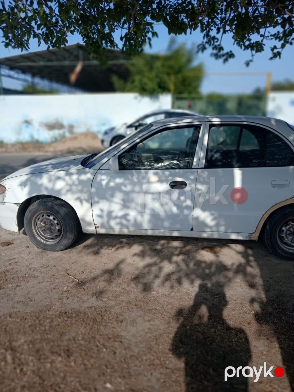 Ağ rəngli sedan avtomobil Xüsusiyyətlər: - Korpus: 4 qapılı sedan — Avtomobillər, Neftçala (4)
