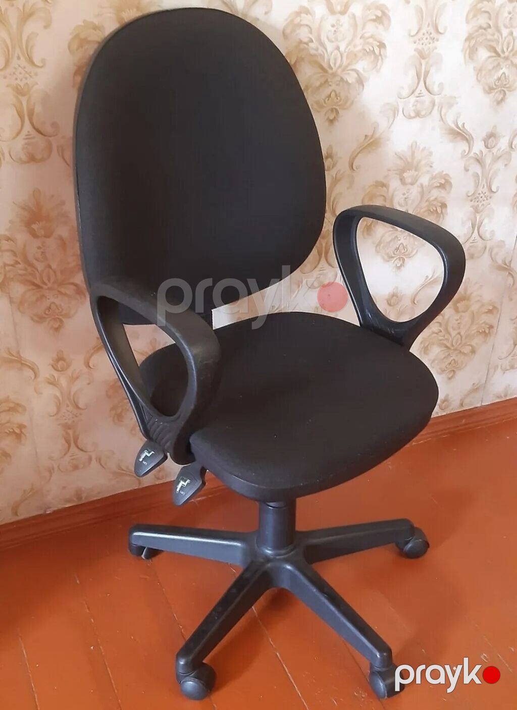 Ofis kreslosu – qara rəng, parça üzlüklü. Xüsusiyyətlər: - Yumru bel — Ofis mebeli, Bakı (3)