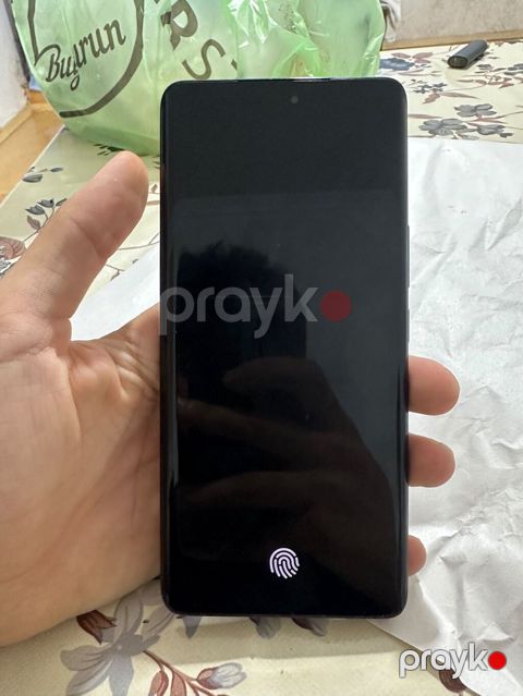 Aşağıda göstərilən smartfon satılır: - Ekranda mərkəzdə ön kamera — Bakı