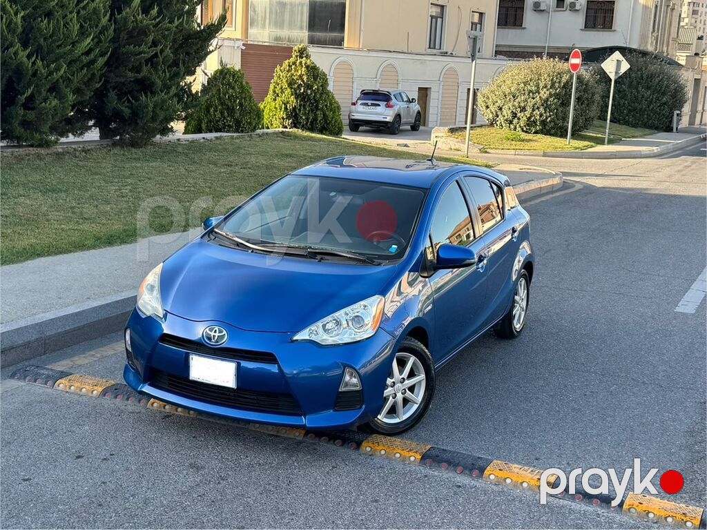 Toyota Prius C – mavi rəngli, 5 qapılı hibrid hetçbek. Əsas — Avtomobillər, Bakı (2)