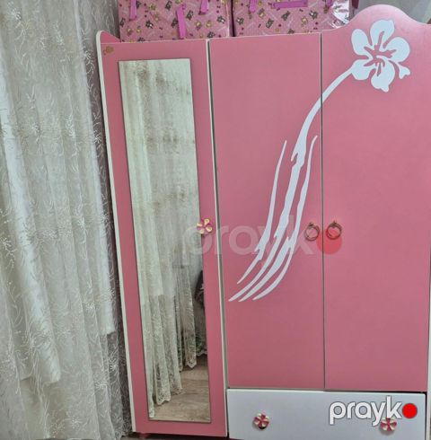 Uşaq/yeniyetmə otağı üçün 3 qapılı geyim şkafı - Rəng: çəhrayı-ağ — Digah