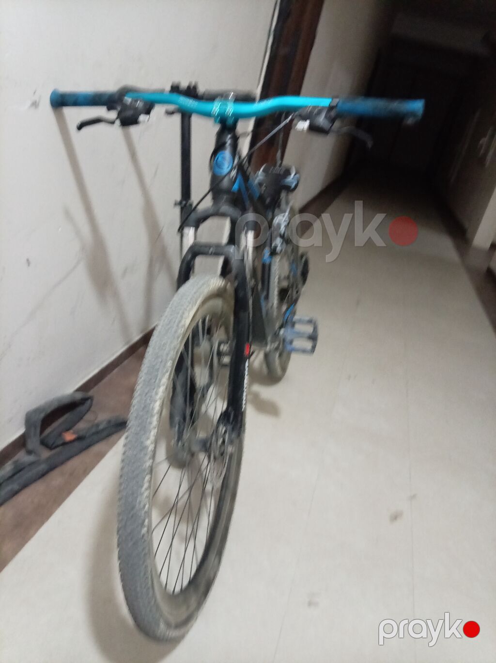 MTB velosiped – şəhər və off-road üçün - Geniş, düz mavi sükan və — Dağ velosipedləri, Xırdalan (2)