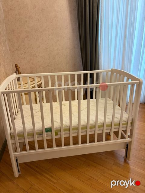 Ağ rəngli yellənən uşaq beşiyi Matras daxil — Bakı