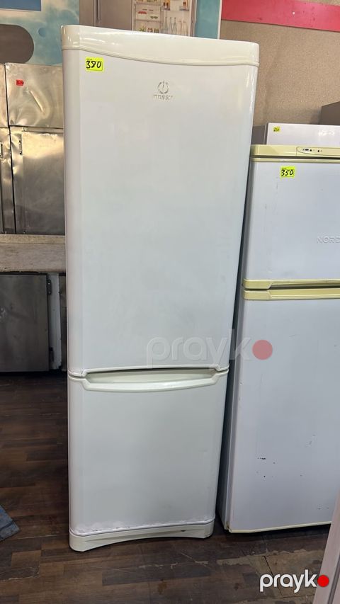 Indesit iki qapılı soyuducu - Rəng: ağ - Üst hissə: soyuducu bölməsi — Digah