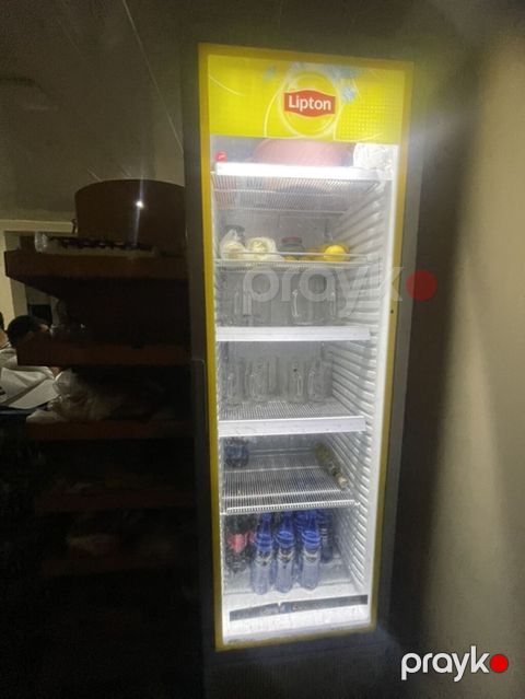 Lipton brend vitrin soyuducu - Şüşə qapılı, işıqlı vitrin dizaynı — Mingəçevir