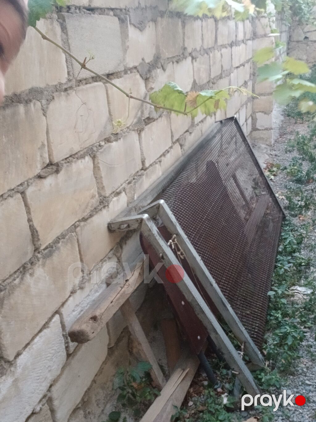 Metal kravat sökülüb kənara qoyulub kravat kimidə istifadə etmək olar — Pəncərələr, qapılar, balkonlar, Gəncə (2)