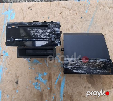 20 kuza Toyota priusun orijinal audio başlığı və mərkəzi konsol — Saray