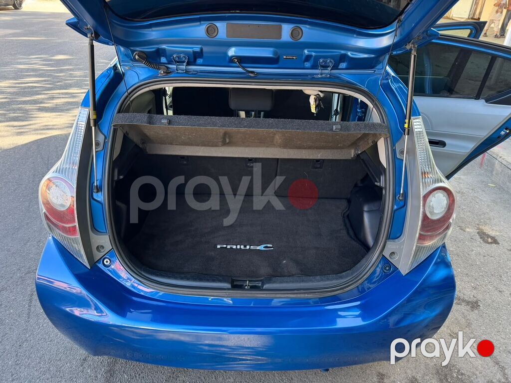 Toyota Prius C – mavi rəngli, 5 qapılı hibrid hetçbek. Əsas — Avtomobillər, Bakı (3)