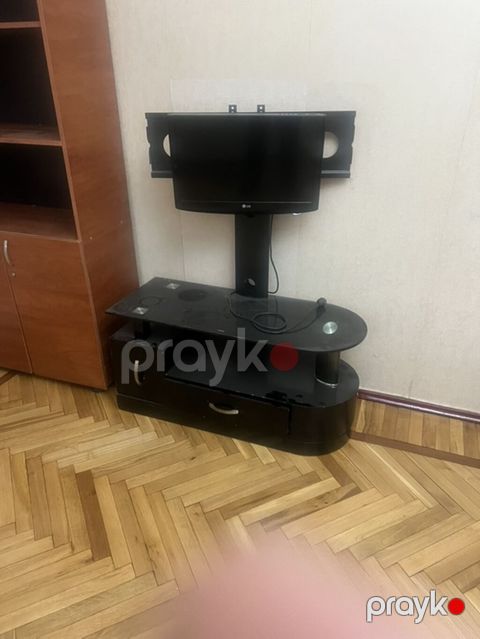 TV stend: - Rəng/material: qara, şüşə üst səth və plastik/metal — Masazır