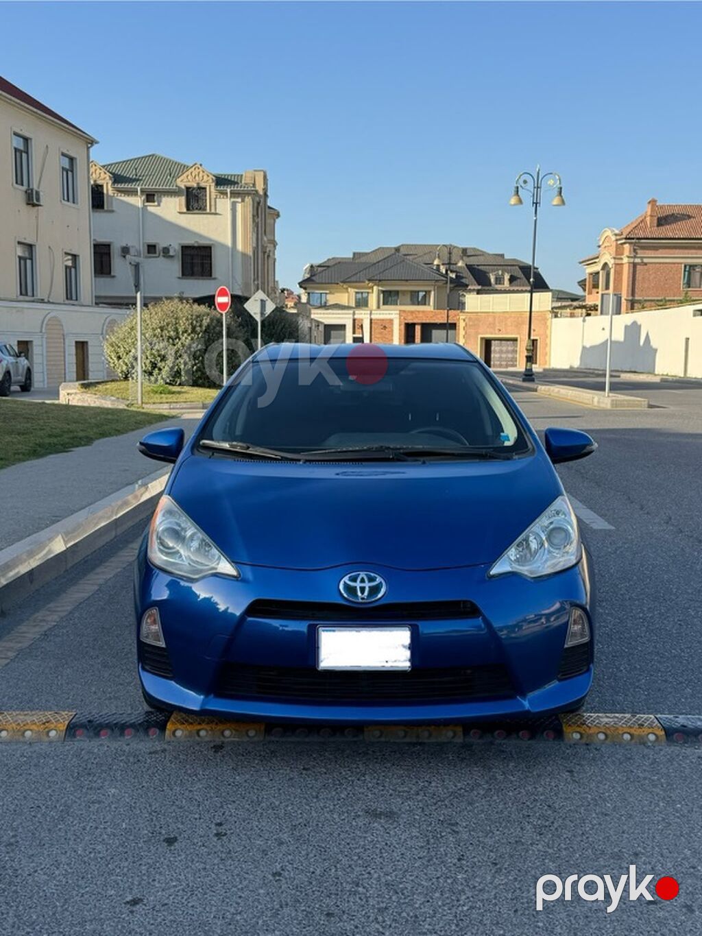 Toyota Prius C – mavi rəngli, 5 qapılı hibrid hetçbek. Əsas — Avtomobillər, Bakı (4)