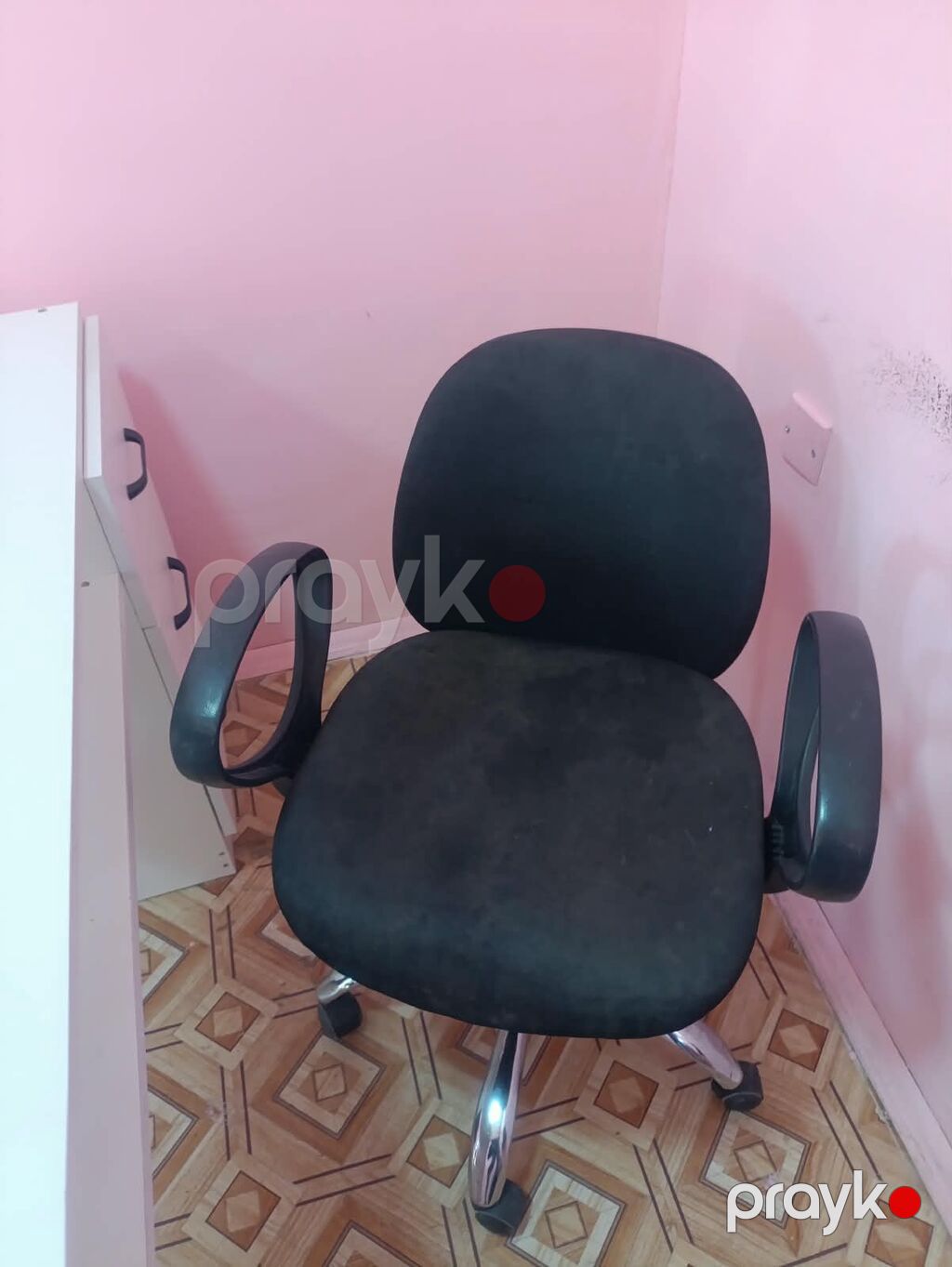 Təkərli ofis kreslosu - Rəng: qara - Yumşaq oturacaq və arxa hissə — Ofis mebeli, Xırdalan