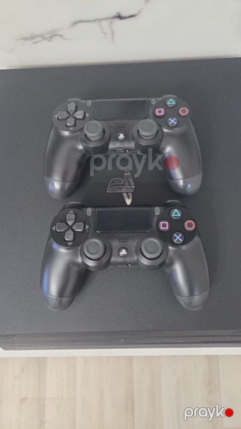 Sony PlayStation 4 Pro oyun konsolu + 2 ədəd DualShock 4 idarəetmə — Xırdalan