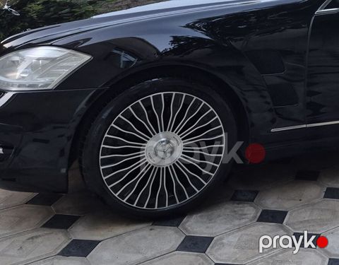 6 7 aydir maşının üstünə qoyulmuş Maybach 20 lik diskilərdir. Yeni — Bakı