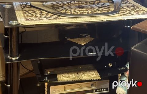 Şüşə TV stendi - 3 mərtəbəli konstruksiya: üstündə TV üçün geniş — Sumqayıt