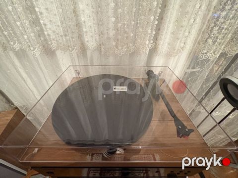 Pro‑Ject Debut Carbon Evo - Brend/model: Pro‑Ject (üst qapaqda loqo — Bakı