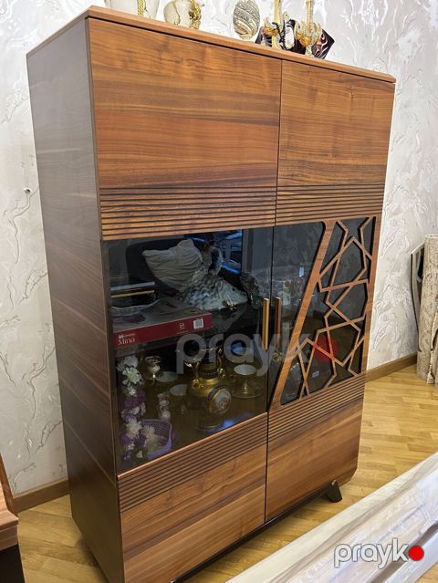 Vitrinli bufet şkaf - Material: taxta karkas (qoz rəngində) və tünd — Bakı