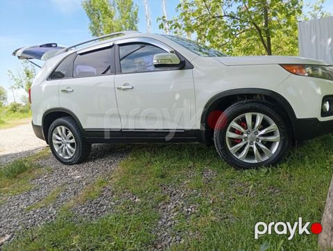 Kia Sorento ağ rəngli krossover/SUV - Güclü və rahat ailə avtomobili — Ağdam