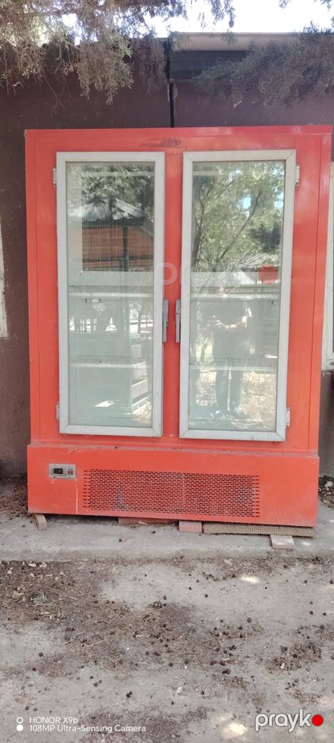 *1000azn* Vitrin Soyuducu satılır.Unvan Saray. 6331. leman11 — Bakı