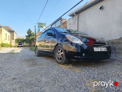 Toyota Prius (2-ci nəsil) – qara rəngli, hatchback kuzov. Əsas — Bakı