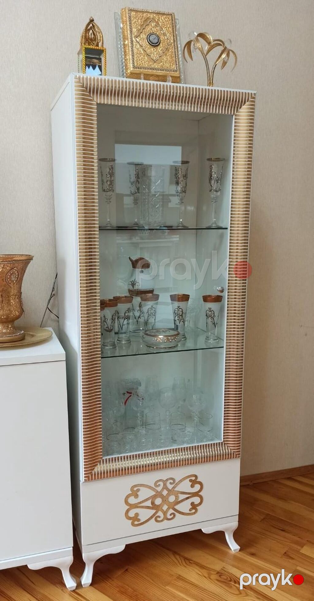 Şüşə vitrin dəstı – 2 ədəd - Rəng: ağ gövdə, qızılı dekor — Qonaq otağı üçün, Digah (2)
