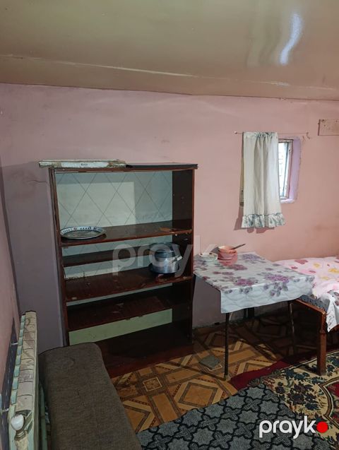 Kirayə Otaq – sadə, mebel və yataq dəsti ilə - Geniş bir otaq, divar — Bakı