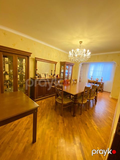 Satılır 4 otaqlı köhnə tikili 105 m² — Bakı