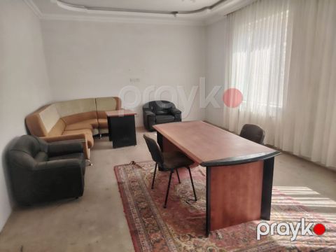 Ev Zəngəzur restoranının yaxınlığında yerləşir. Ev 2 mərtəbəlidir. 2ci — Mehdiabad