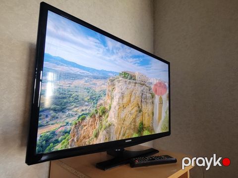 Samsung LED televizor, diaqonal təxminən 40–43” (ekranda geniş — Bakı