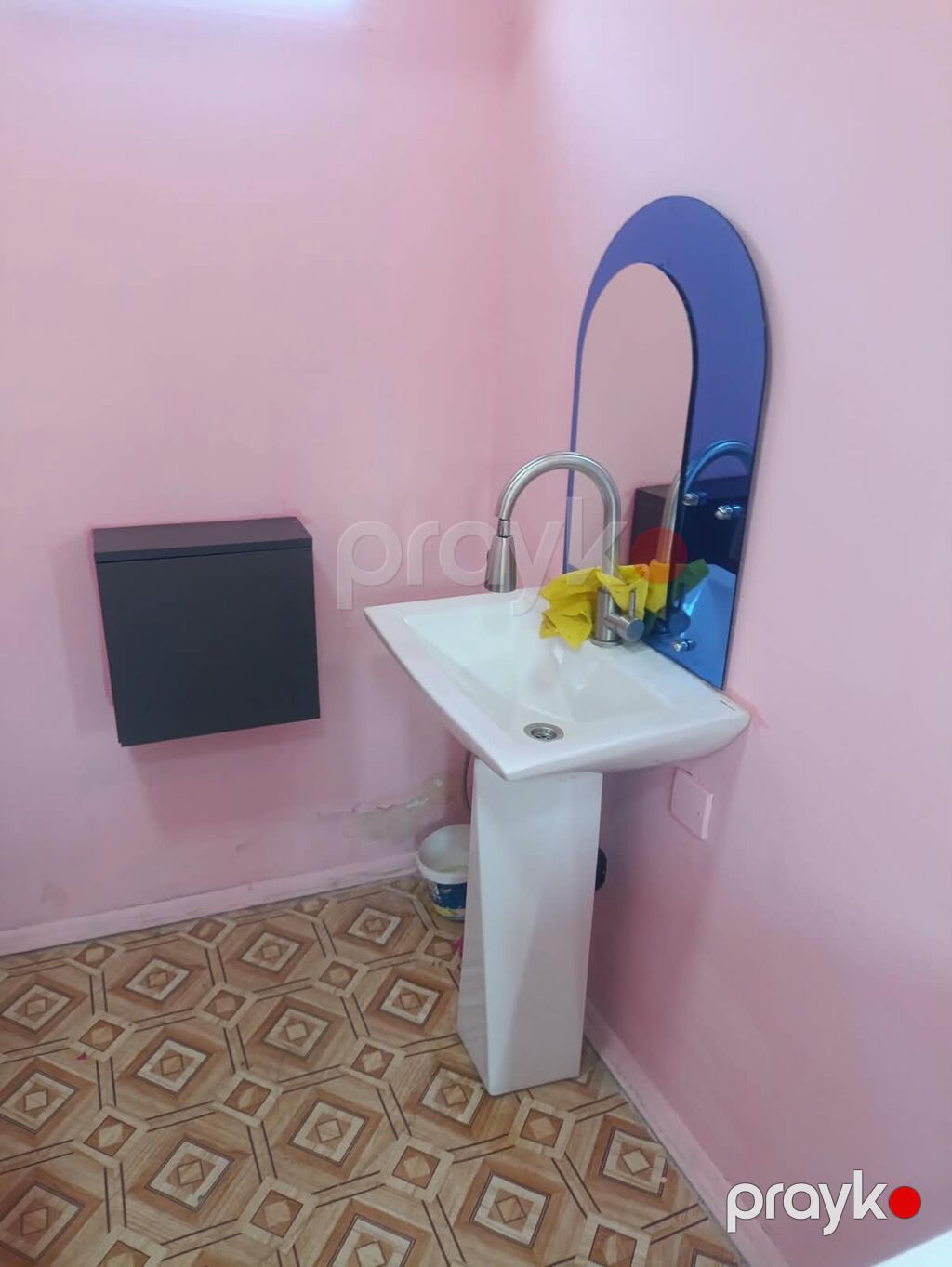 Hamam üçün lavabo dəsti. guzgu ile - Aşağıdan dayaq ayaqlı, keramik — Lavabolar, Xırdalan