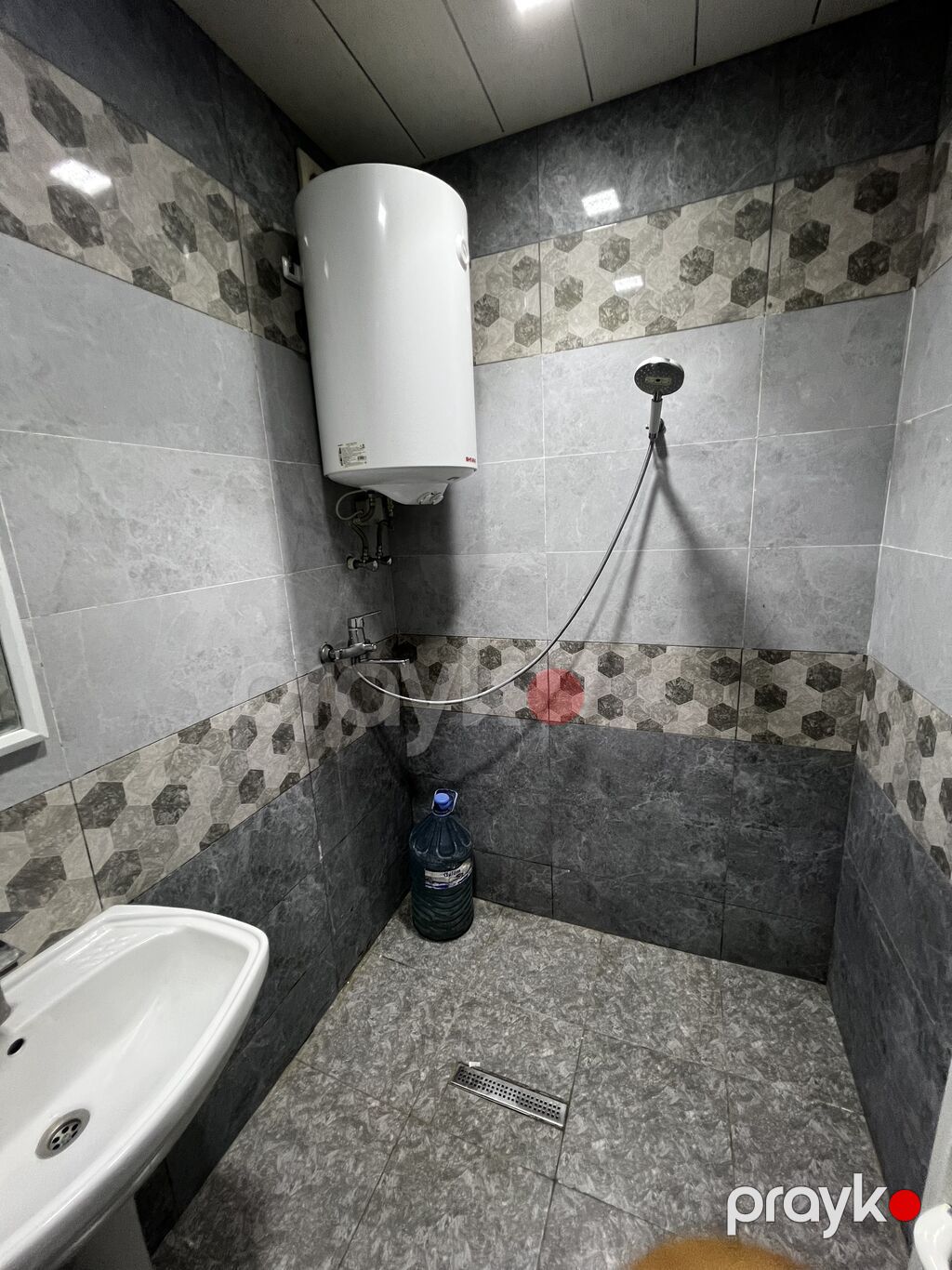 Memar Əcəmi metrosunun çıxışında. 5——-1. Təmirli qanuni. 2. Otag — Mənzil, Bakı (4)