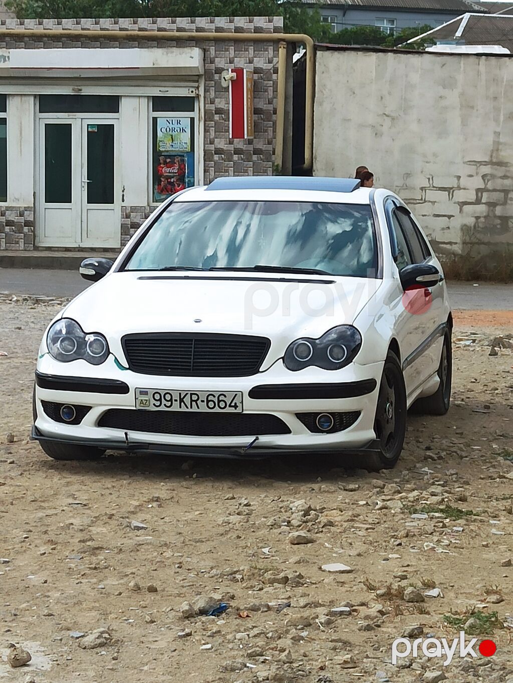 Ağ rəngdə sedan, idman üslubunda eksteryer paketli. - Ön bamperdə — Avtomobillər, Digah (5)