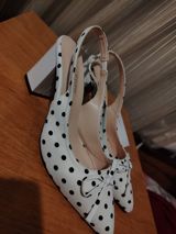 Ağ rəngdə, qara xallı qadın ayaqqabısı geyinilməyib - Model: slingback — fatima